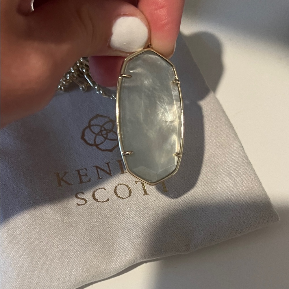 Kendra Scott Gold Reid Necklace. - Picture 2 of 3